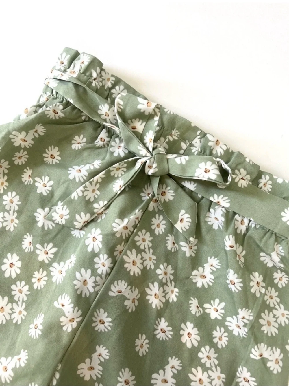 Shein Teen Daisy Print Paperbag Waist Shorts - Sage Green size 10-11y